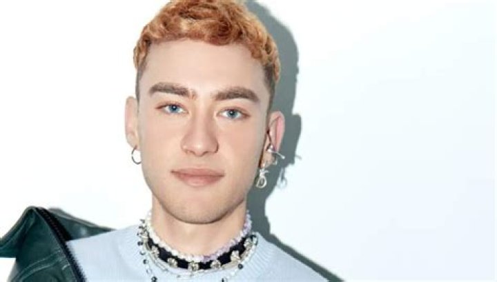 Olly Alexander Height, Weight, Body Measurements, Shoe Size